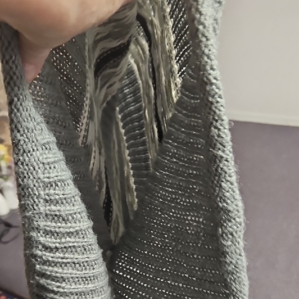 Chic Gray Patterned Women's Poncho - image 3